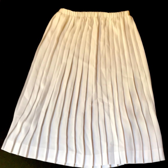Very Chic Dresses & Skirts - Very Chic White Pleated Skirt. 14